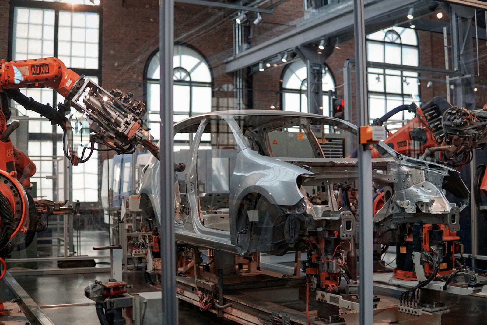 Maquinaria y equipamiento dentro de una instalación industrial