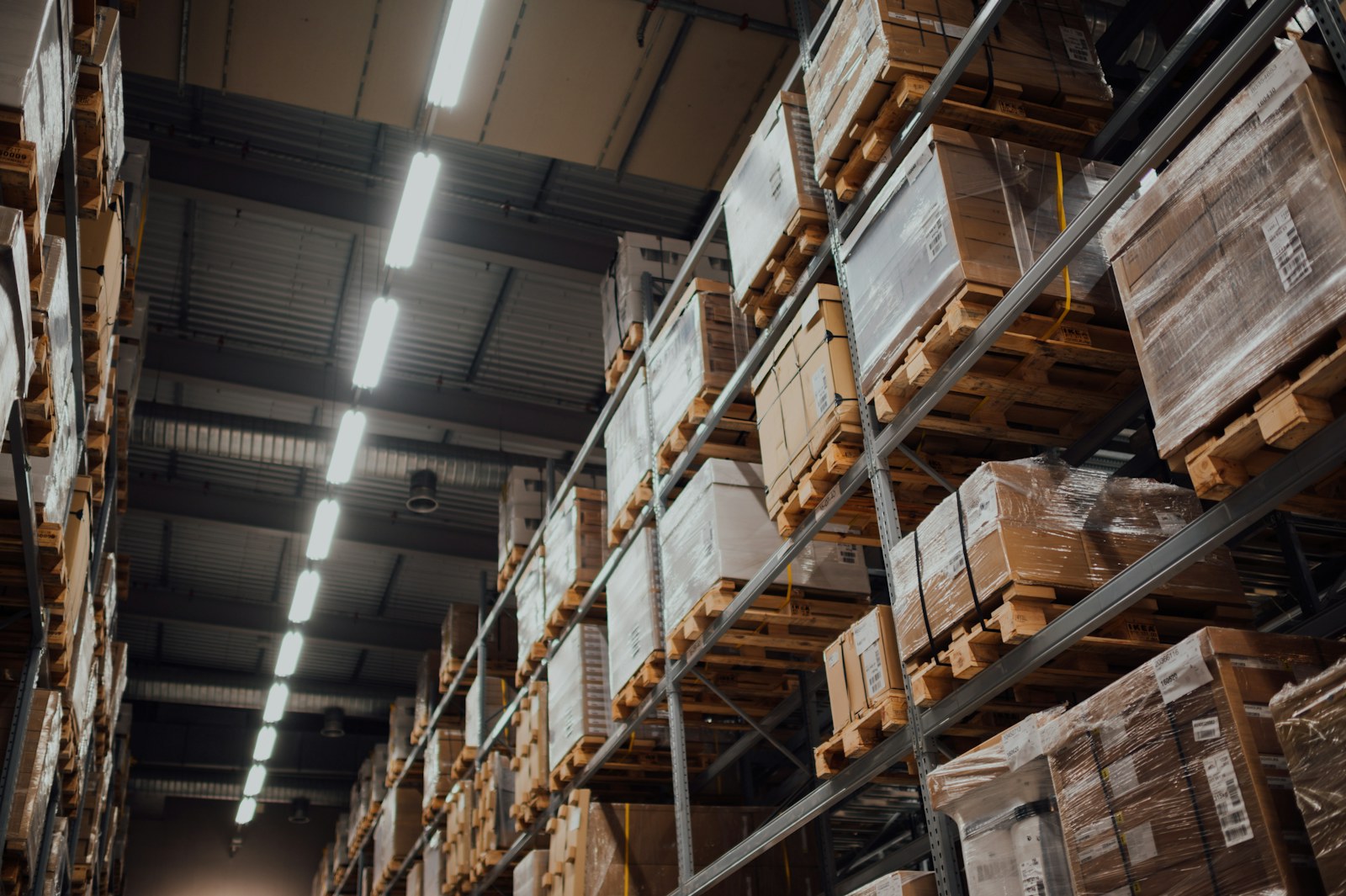 Almacén industrial y productos organizados para despacho